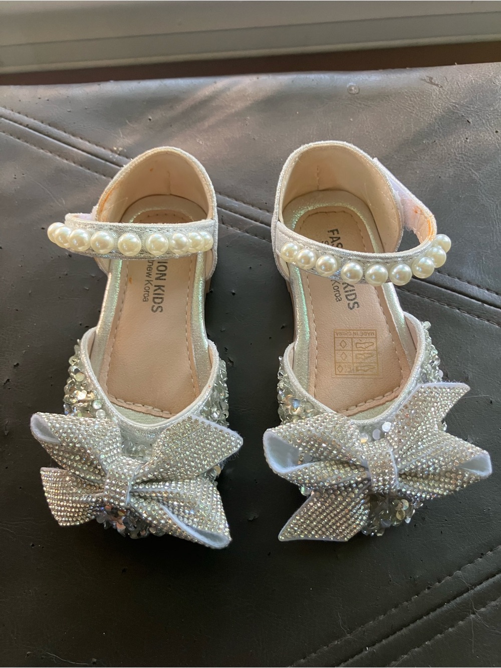 Girls' Pearl-Strap Silver Bow Dress Shoes